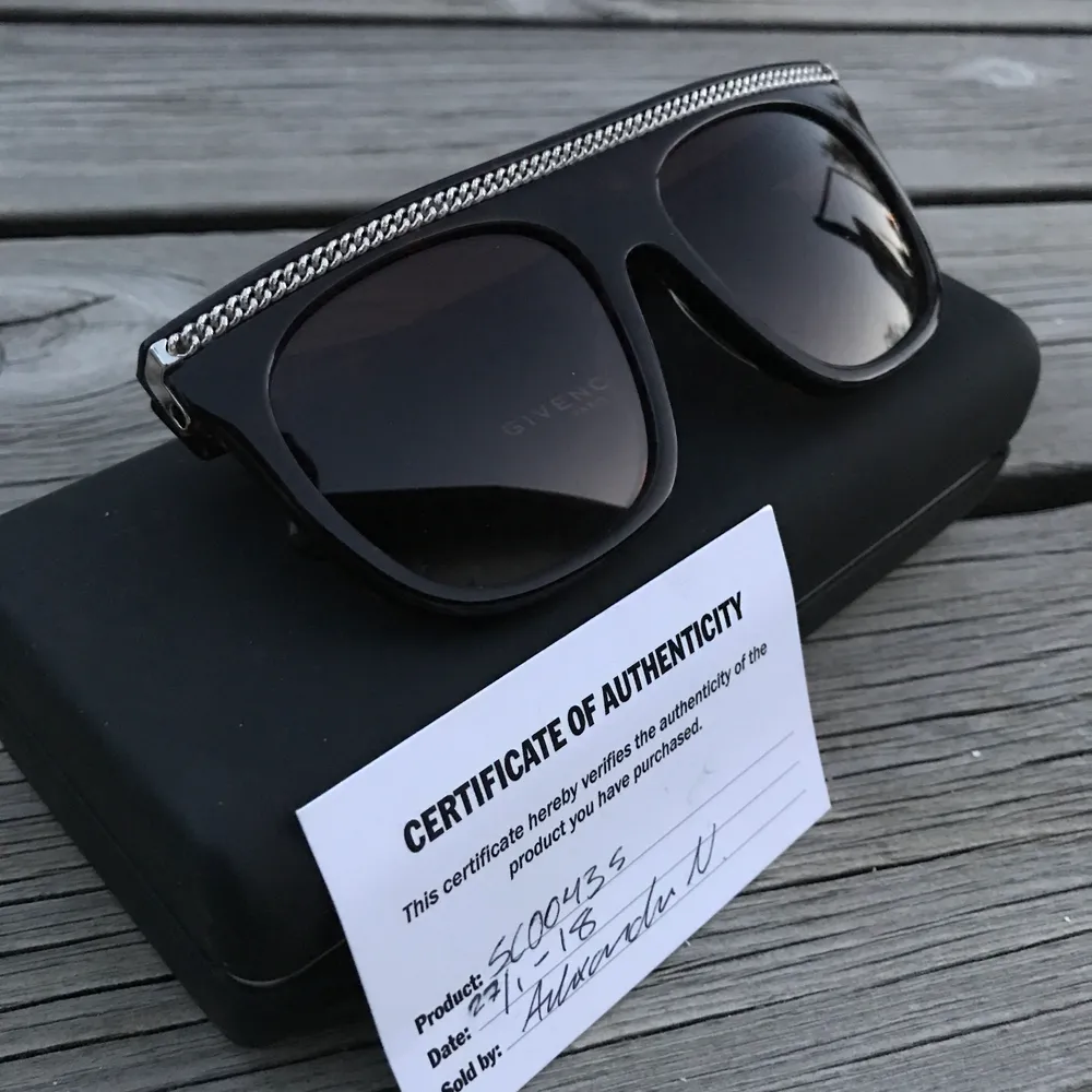 Snygga solglasögon av Stella McCartney. Knappt använda därmed vill att ngn kan ge dem bra användning 😄😄 Har authentic kort oxå. Accessoarer.