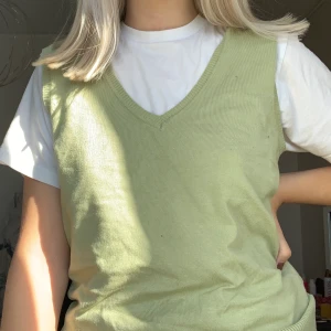 Grön väst - Ljusgrön väst köpt second hand!✨ storlek medium men sitter som en S, budgivning i kommentarerna 💞