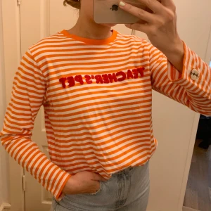 Tröja Envii - Cool tröja från Envii med ”lurvig” text. Står ingen storlek men jag är vanligtvis S & den har en lite lösare passform på mig. 