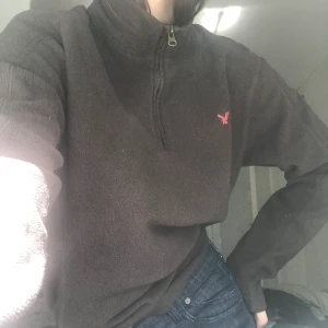 Brun fleecetröja - Brun fleece tröja köpt second hand i New York, bra skick! Frakt +44✨