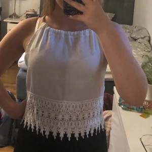 Linne - Tunt material. Husliga fransar nedtill. Aldrig använt. Köparen står för frakt, kan mötas upp i Lund 💞