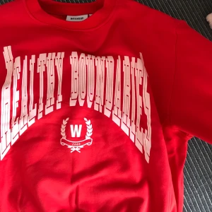 Sweatshirt med tryck - Skitsnygg sweatshirt från weekday, helt ny. Väldigt bra kvalitet och snygg passform💕 älskar den jättemycket verkligen men säljer då jag jag inte passar nåt vidare bra i rött 😢