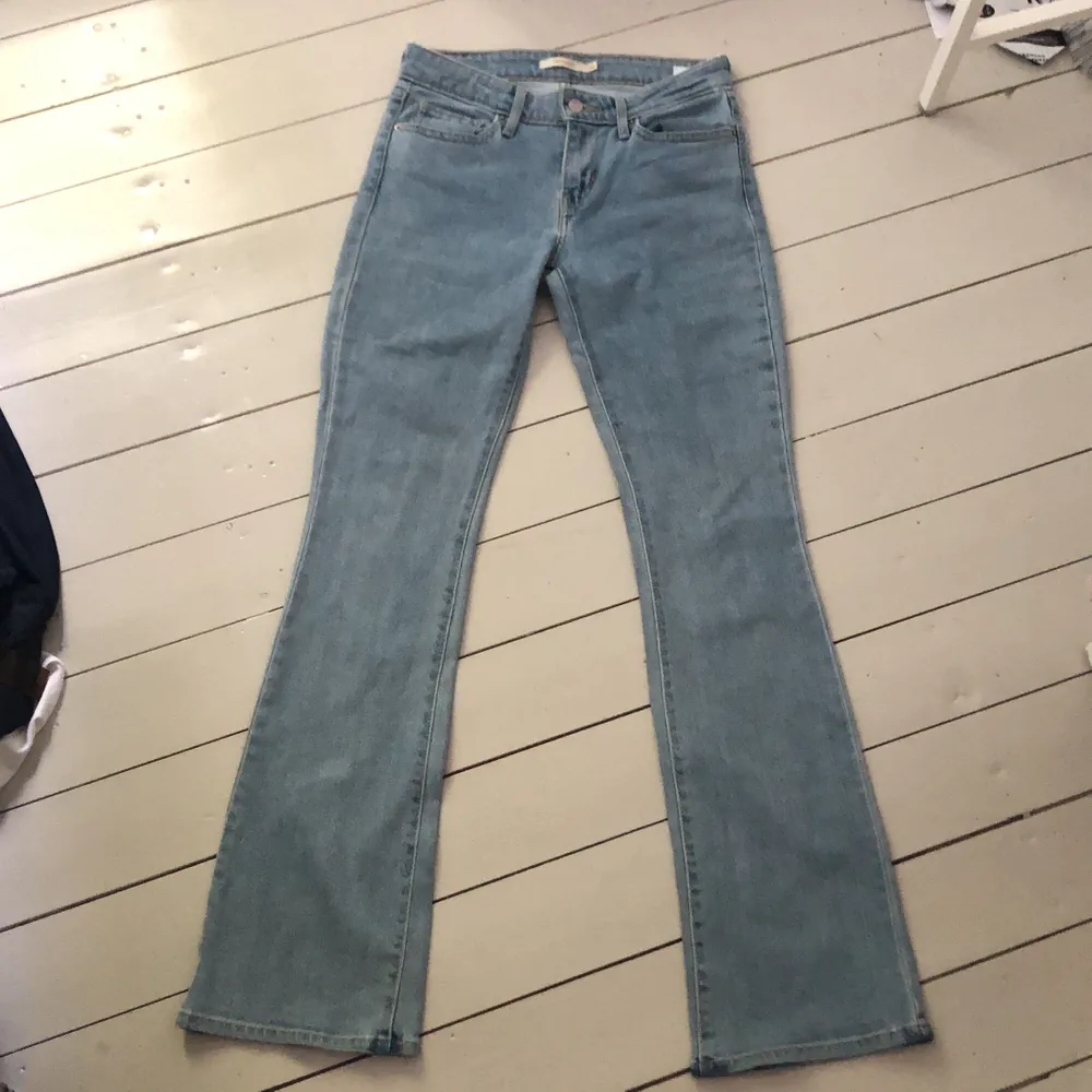 Ett par bootcut jeans från Levis (inte så bred bootcut), nästan helt oanvända! Storlek 26 men skulle säga att de är små i storleken. köparen betalar frakten💓💓 . Jeans & Byxor.