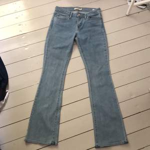 Ett par bootcut jeans från Levis (inte så bred bootcut), nästan helt oanvända! Storlek 26 men skulle säga att de är små i storleken. köparen betalar frakten💓💓 
