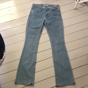Levis jeans  - Ett par bootcut jeans från Levis (inte så bred bootcut), nästan helt oanvända! Storlek 26 men skulle säga att de är små i storleken. köparen betalar frakten💓💓 