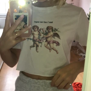 Ängel tröja - Vit croppad ängel tröja som tyvärr inte kommer till användning :( Har 2 änglar på sig och har också texten ”Don’t call me angel” 