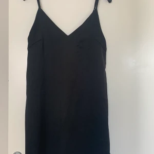 Stilren klänning  - stilren och enkel klänning i fin kvalitet och ”tung” i materialet. Använd en gång! Storlek 38. Passar till allt! 