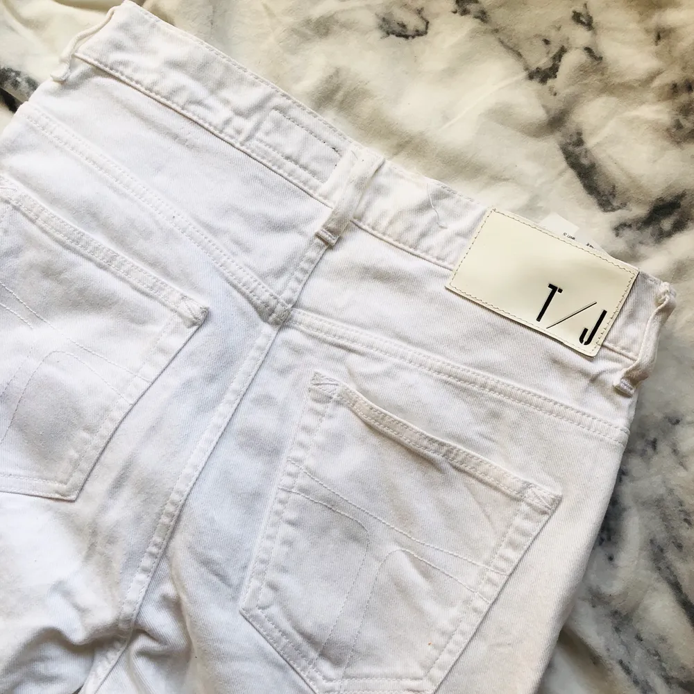 Vita bootcut jeans från tiger of Sweden. Köptes för ca 1100:-, de var för små när jag fick hem dem så de är aldrig använda. Vill bara bli av med därav priset. Skriv för frågor 💕 frakt +63kr, storlek 30/34 men är ganska tighta . Jeans & Byxor.