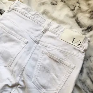 Vita bootcut jeans från tiger of Sweden. Köptes för ca 1100:-, de var för små när jag fick hem dem så de är aldrig använda. Vill bara bli av med därav priset. Skriv för frågor 💕 frakt +63kr, storlek 30/34 men är ganska tighta 