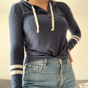 Luvtröja - Tröja med luva från Hollister. Blå med vita detaljer i storlek XS. 💙 120 kronor plus frakt