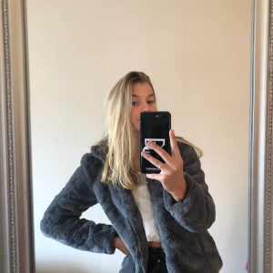 Pälsjacka - Jättefin och varm grå pälsjacka, perfekt nu till hösten o vintern. Väldigt mjuk och skön (inte äkta päls). Knappt använd och är i bra skick. Pris är förhandlingsbart. Frakt tillkommer☺️