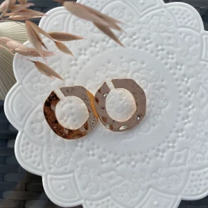 Guldiga Örhängen - Snygga guldörhängen. Helt nya och oanvända🌸 Hör av dig om du är intresserad💗 