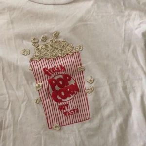 T-shirt från bik bok - Basic vit T-shirt med tryck som ”sticker ut” lite. 