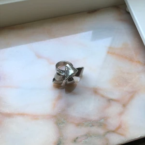 Helt helt ny ring - En jätte fin helt ny ring från Zara! Köpte den för en månad sedan men dem var Tyvär för liten! Den passade på mitt lillfinger men hade nog kunnat passa er ring finger också✨✨ Köparen står för frakt (59kr)!