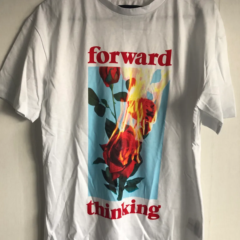 Tröja från Pull&Bear. Texten säger ”forward thinking” och är en XS. Aldrig använd och i gott skick. Frakt 44kr. T-shirts.