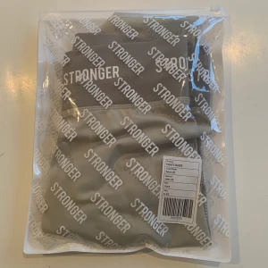 Stronger tights - Helt nya och oanvända tights från Stronger. Stronger har de skönaste tightsen och har själv fem par därifrån och jag ÄLSKAR! Tightsen kostar 599kr nya. Säljes i originalförpackning. 