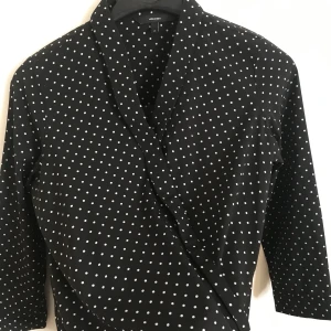 Söt blus från VeroModa i strl XS - Säljer pga den kommer aldrig till användning och därför endast använd ett fåtal gånger!!