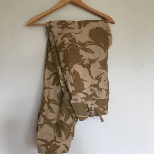Camo cargos - Köpte i London 1 år sedan, använda 1 gång 