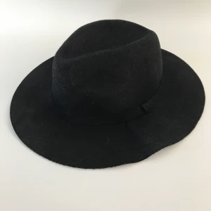 Svart hat  - Storlek M från monki