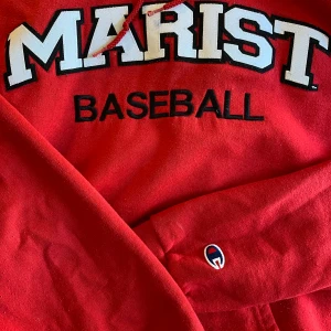 Champion hoddie - En röd baseball hoddie från champion. Köpt på beyond retro och den är fortfarande i bra skick⭐️ superfin och bekväm. Säljer eftersom jag redan har en liknande 