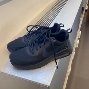 Nike  - Svarta Nike i fint skick ! Frakt tillkommer 