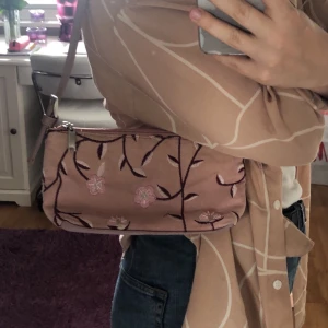 Vintage väska  - En liten söt väska🌸 100kr + frakt 😊 Några pärlor som har ramlat av men inget man tänker jätte mycket på 