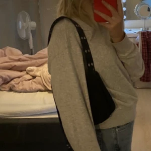 Väska från weekday - Säljer min as snygga väska från weekday pga att jag inte använder den:). Den är helt som ny. Nypris 350kr❤️buda. Skriv privat för fler bilder:)
