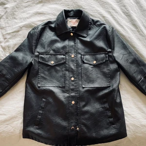 Skinnskjorta  - Snygg skinnskjorta från Madlady. Ganska tjock så fungerar även som jacka. Aldrig använd, så den är som ny 🖤 Köparen betalar frakt 110kr