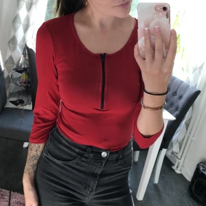 Röd bodysuit - Mycket använd och ser ut också använd (färgen är inte så stark längre)! Frakt i går i priset!✨🤍
