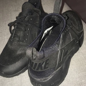  nike huarache strl 37,5 - Säljer mina nike huarache strl 37,5 hel svarta jätte sköna köpta för 1100 aldrig använda 