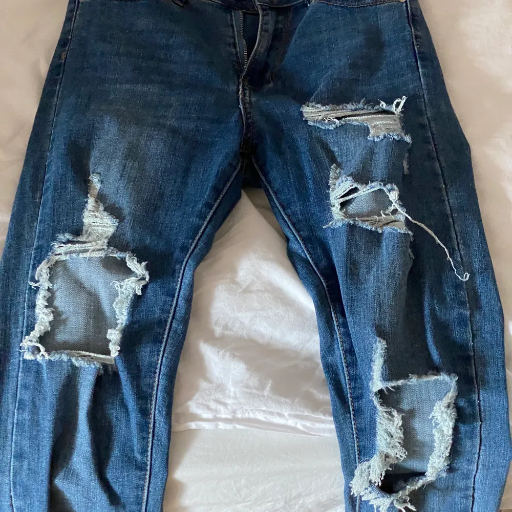 Håliga jeans från JFR, storlek S, använda några gånger men fortfarande ser de helt nya ut. Har budgivning så kom me bud och kontakta mig, maxpris: 600kr+ frakt💜 . Jeans & Byxor.