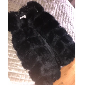 Pälsväst - Pälsväst i fuskpäls från lovelyofsweden💗 storlek M