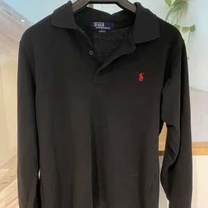Ralph Lauren skjorta - En skjorta i fint skick som jag knappt använt då den är ganska liten i storleken. Den köptes av min mamma i Frankrike på polos egna butik för 2 är sedan och sedan dess har den inte använts mer än 3-4 gånger. Jag letar efter köpare i Norrköping eller närliggande städer och tar betalt via swish. Nypris 999kr