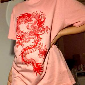 Jätte fin Rosa oversized T-shirt med röd drake, köpt på Shein storlek S. Använt 1 gång som är i sammanhang med bilden. 110 frakt tillkommer