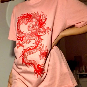  Rosa oversized T-shirt med röd drake - Jätte fin Rosa oversized T-shirt med röd drake, köpt på Shein storlek S. Använt 1 gång som är i sammanhang med bilden. 110 frakt tillkommer