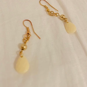 Guldiga örhängen  - Jätte fina handgjorda örhängen, finns även matchande halsband!! (Kontakta för mer info eller fler bilder) köp gärna!! OANVÄNDA 