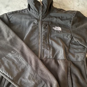 The north race flecce jacket - Size L i tjej strl men är nog medium i men