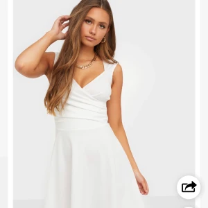 Studentklänning  - Fin klänning från Nelly som jag använt en gång. Säljer för 120kr plus frakt 🥰