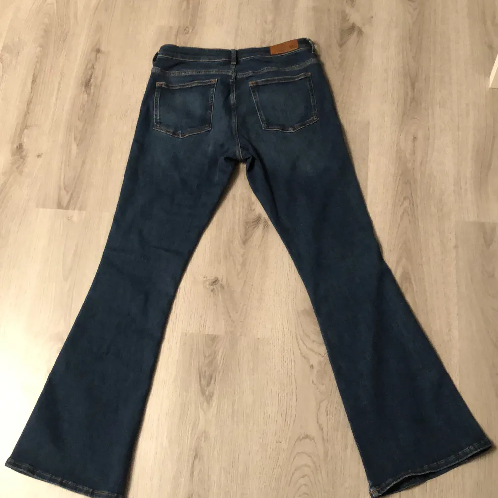 Bootcut jeans från Bik Bok Endast använda en gång ordinarie pris 599kr säljer för 150kr. Byxorna är mycket ljusare i verkligheten.köparen står för frakten. Jeans & Byxor.