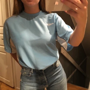 Oversized ljusblå t-shirt umbro  - Jätte fin färg, bilden framhäver inte riktigt färgen. Man kan styla den på såå många sätt! Ej använd (ÄKTA)