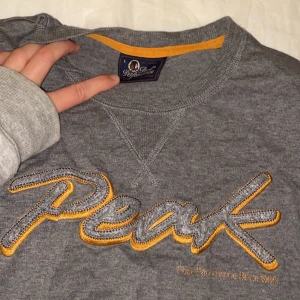 Peak performance sweatshirt - Sweatshirt med orange text. Sitter jättefint