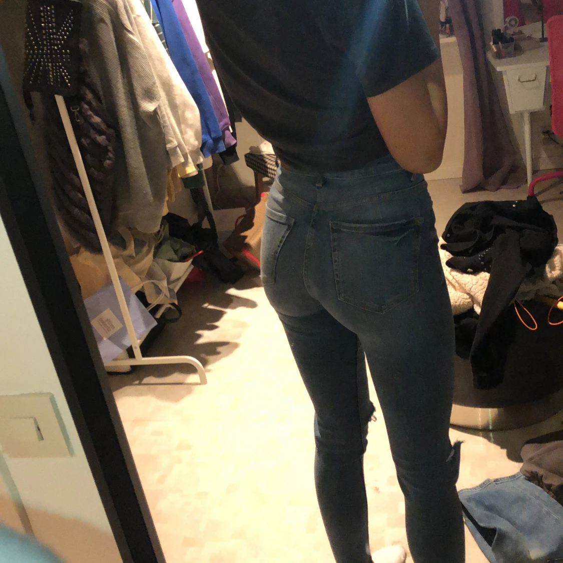 Blåa slitna jeans  - 90