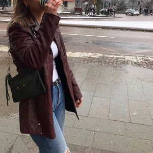 Retro skinnjacka - Säljer denna brun/ vinröda skinnjacka. Den är lite längre och går perfekt över rumpan!