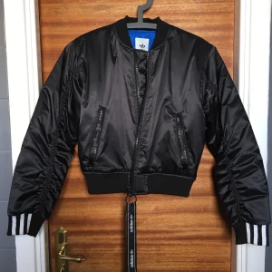 Adidas cropped bomber jacket strl. 34 - Svart, croppad adidas bomberjacka ifrån vintern 2019. Använt ett fåtal gånger, säljes i befintligt skick. Köparen betalar frakten.