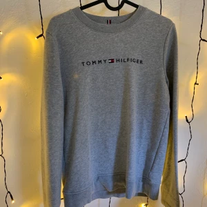 Tommy Hilfiger tröja strl XS - Unisex tröja från Tommy Hilfiger, strl XS men passar mer som en S.