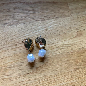 Örhängen  - Säljer dessa örhängen från hm. Aldrig använda. Frakten kostar 11kr