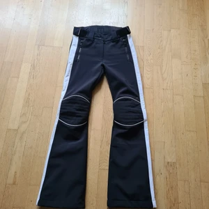 J.Lindeberg Skidbyxor - Skidbyxor i storlek Xs från J.Lindeberg. Användes 1 säsong och är jättesköna och håller värmen bra. Nypris 3000. Modellen heter j lindeberg w stanford