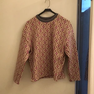  - Najs tröja från H&M. Spännande material, aldrig använd. 