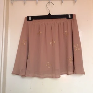  - Utställd minikjol. Beige/rosa (färgen är någonstans mittemellan vad de två bilderna visar) med små guldstenar. Strl 38 men passar 36-40.

Pris diskuterbart, kan mötas runt Malmö eller skicka på posten. 