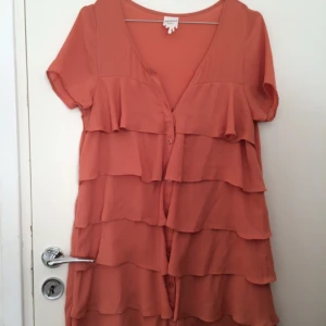  - Klänning från monki, volanger och knappar fram, sparsamt använd 